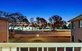 Crystal Waters-2 Bed, 2 Bathroom, Beachfront Unit!